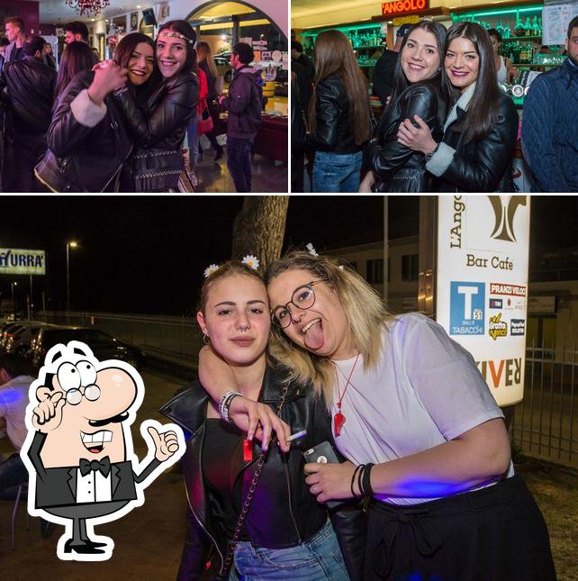 Bar Cafè L'angolo Divino si caratterizza per la interni e bancone da bar