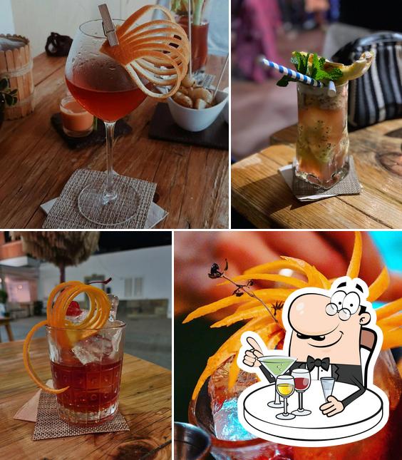 Los Monos Sabios Tiki cocktail bar
