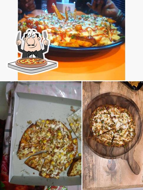 Try out pizza at Munchiess