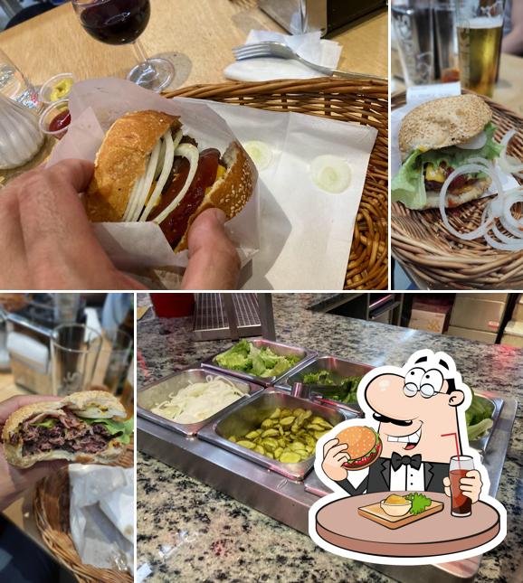 Prenditi un hamburger a Restaurant Road Runner SA