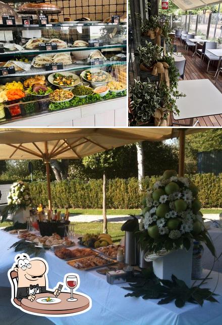La cibo e interni del ristorante