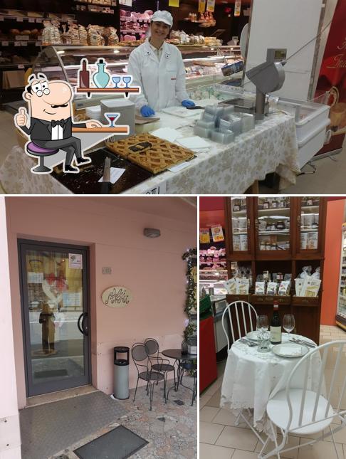 La immagine di interni e cibo da Dolci Momenti - Bar Pasticceria Gelateria