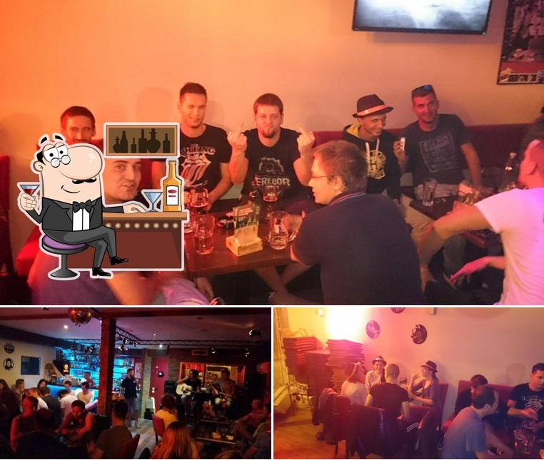 Tra le varie cose da Caffe bar Dreamers si possono trovare la bancone da bar e interni