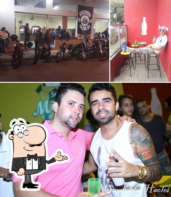Esta é a imagem mostrando interior e balcão de bar no Sou de Minas Futebol Bar