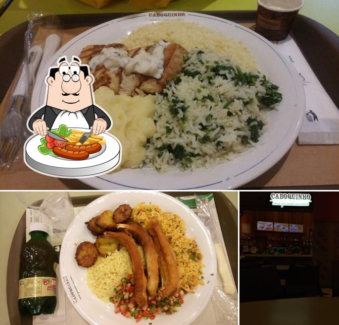 A imagem da comida e balcão de bar no Caboquinho