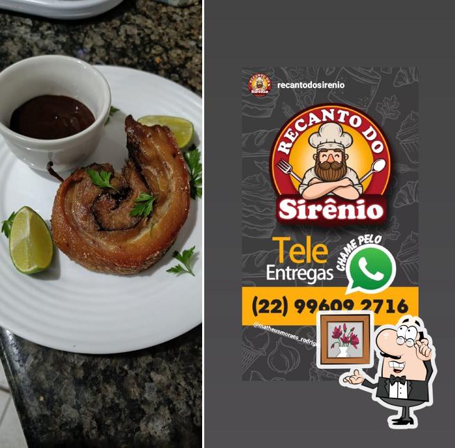 Sente em uma das mesas no Bar Do Sirênio