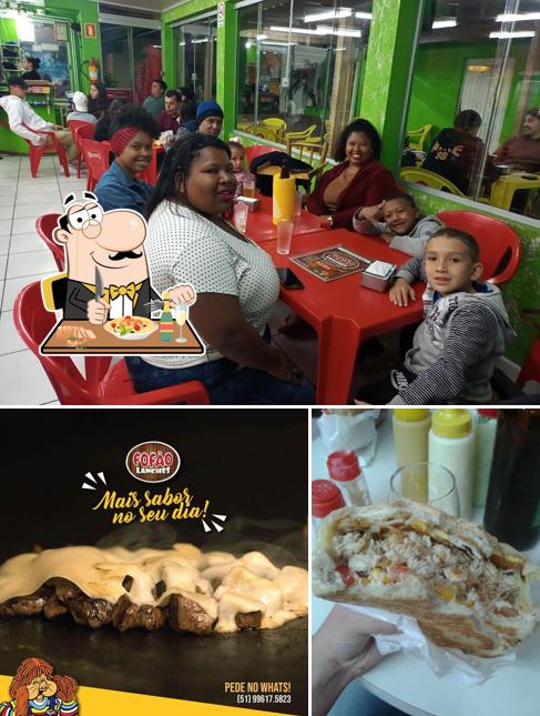 Dê uma olhada a foto mostrando comida e interior a Fofão Lanches Taquara