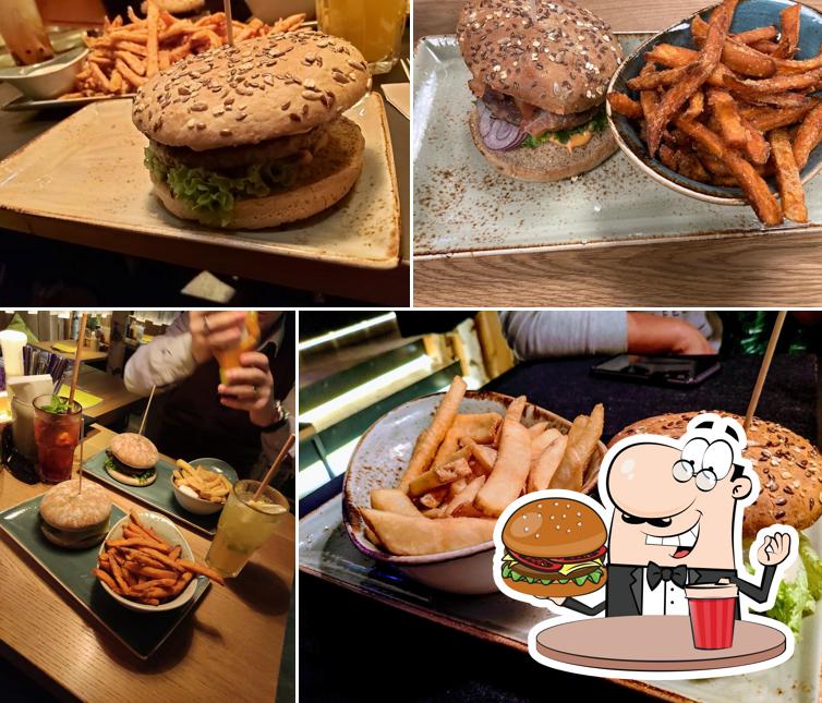 Ordina uno dei tipi di hamburger proposti a Hans Im Gluck