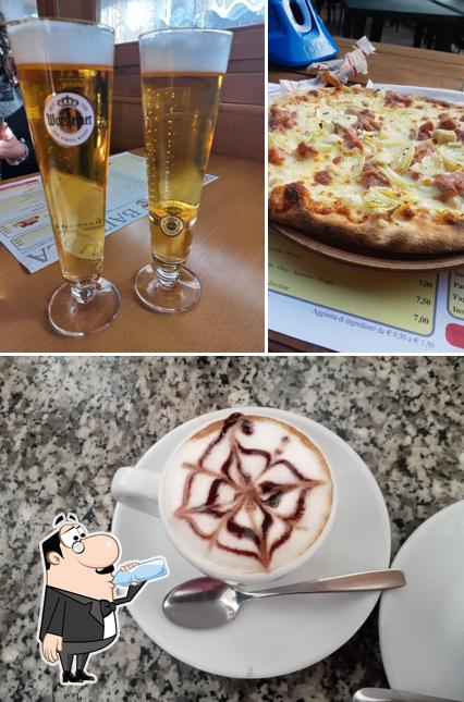 Dai un’occhiata alla foto che mostra la bevanda e pizza di Baitella