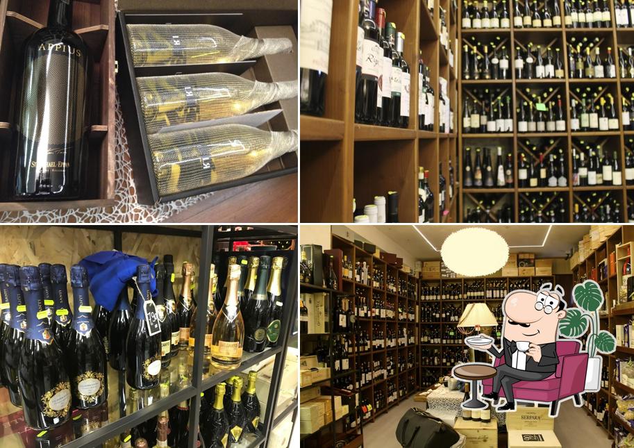 Dai un'occhiata agli interni di l'enoteca di pi