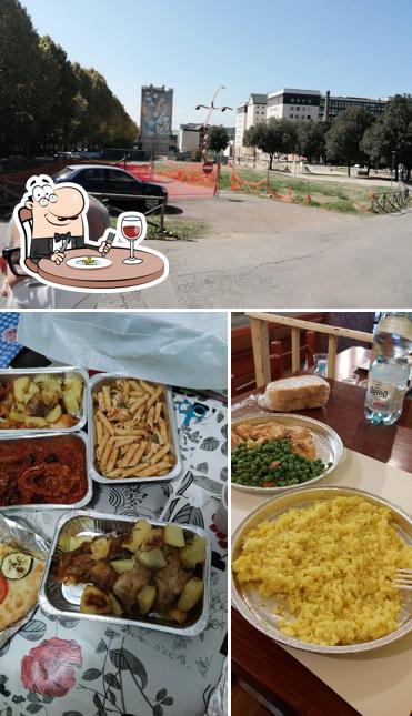 Tra le varie cose da Gallina rosticceria pizzeria si possono trovare la cibo e esterno