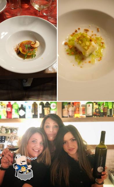 La foto di cibo e bancone da bar da Al Municipio Caffè Bistrot
