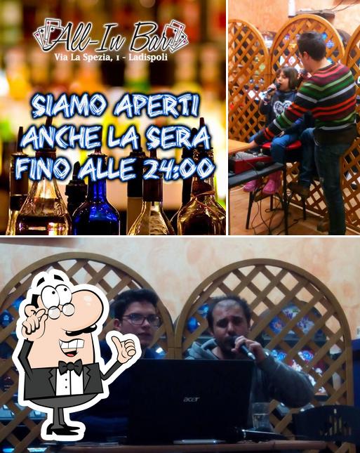 Questa è la foto che presenta la interni e vino di All-In BAR