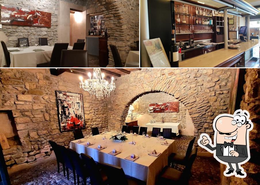 La interni e bancone da bar del ristorante