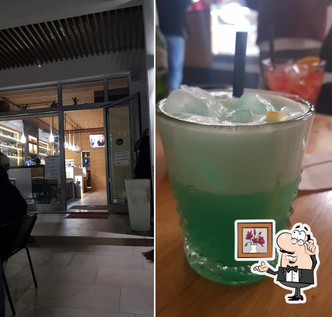 Dai un'occhiata agli interni di Biblios Cafè