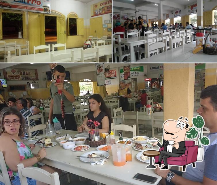 O interior do Churrascaria Riacho Doce