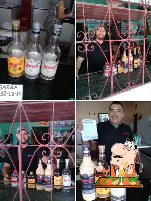 Experimente uma drinque alcoólico do menu