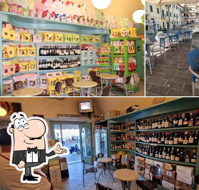 Siediti a un tavolo di Bar Vecchio Bar Del Ministro Snc Di Palombo Angelo e c