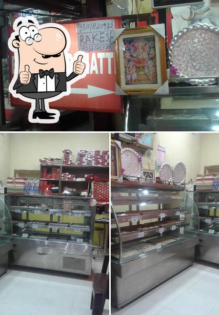 See this picture of Banarasi DI HATTI