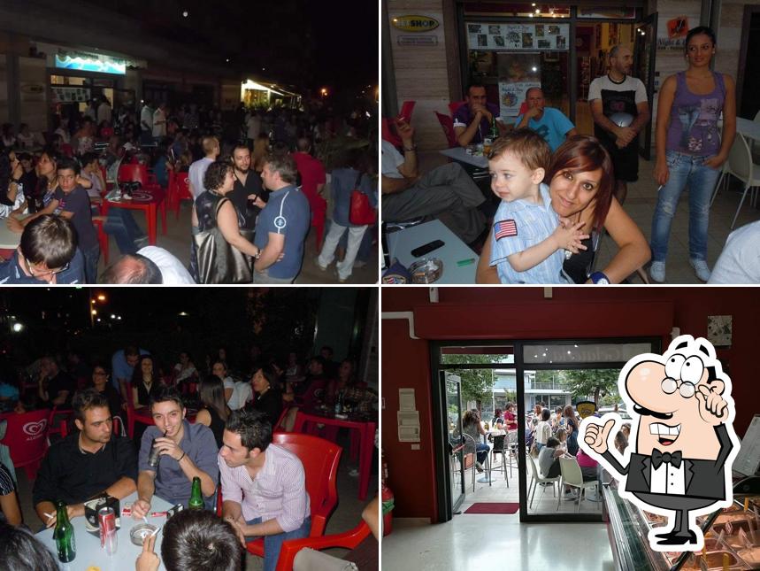 Dai un'occhiata agli interni di Night & Day cafè
