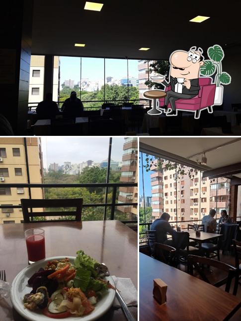 Sente em uma das mesas no Delícia Espaço Gastronômico
