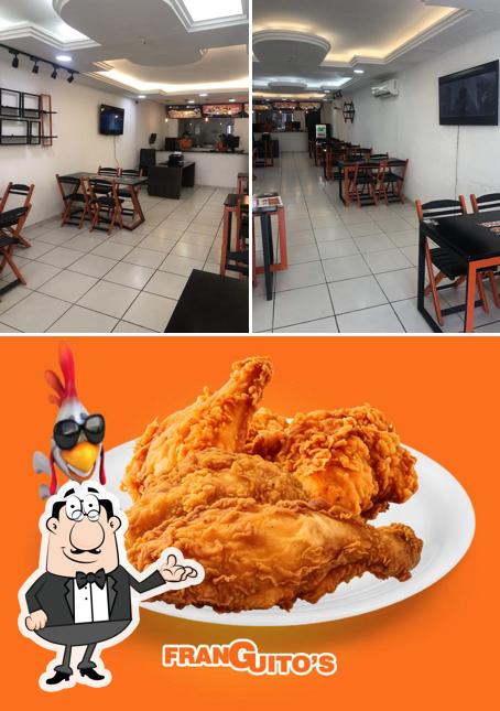 Confira a foto apresentando interior e comida no FRANGUITO´S