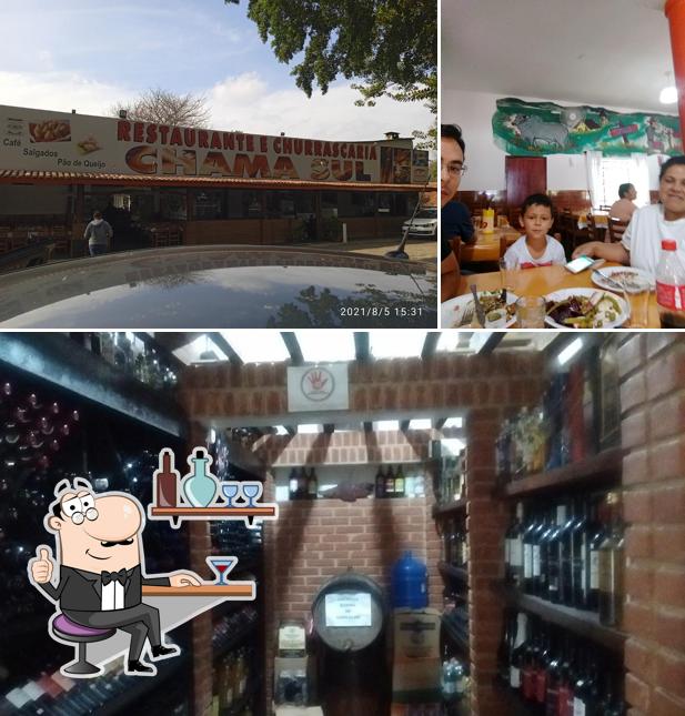 Sente em uma das mesas no Churrascaria Chama Sul