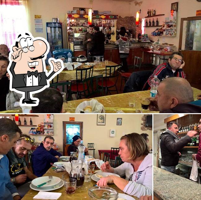 Comunita del "BAR Merda" Pesaro si caratterizza per la interni e bancone da bar