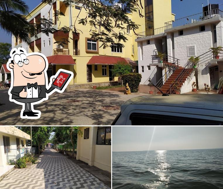 Take a look at the exterior of Barkul Panthanivas Restaurant