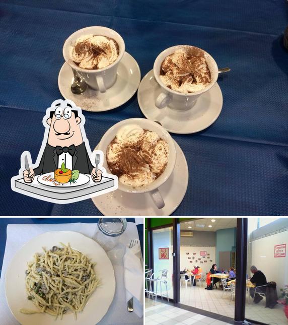 Questa è la foto che mostra la cibo e interni di Art Cafè