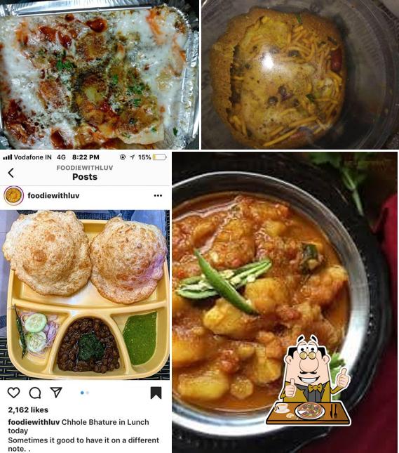 Try out pizza at Chaat Chobara