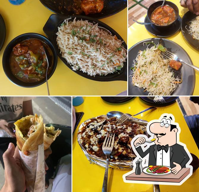 Food at Hum Tum और Momos