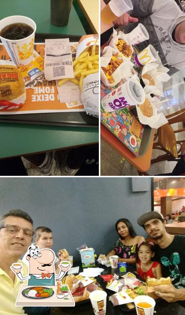 Entre diversos coisas, comida e mesa de jantar podem ser encontrados no Burger King