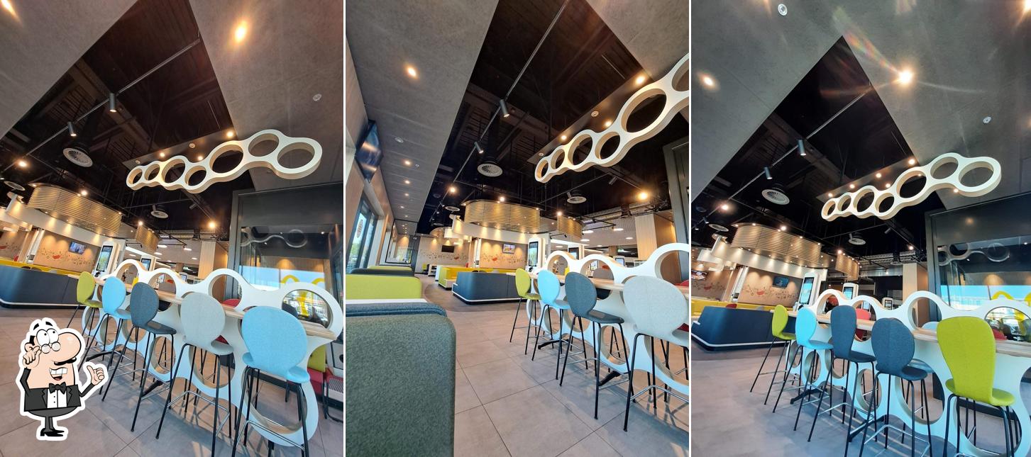 Dai un'occhiata agli interni di McDonald's Restaurant Grüzemarkt