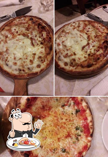Prenditi una pizza a Bar Pizzeria Rosa dei Venti dal 1977