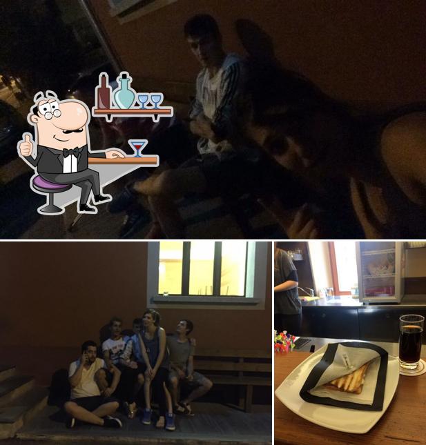 Siediti a un tavolo di Bar Stazione