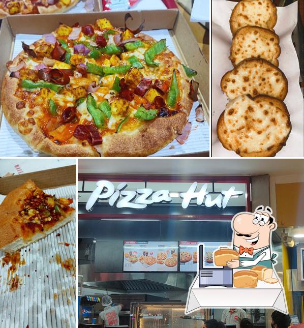 Garlic bread at Pizza Hut Viviana Mall, Mumbai