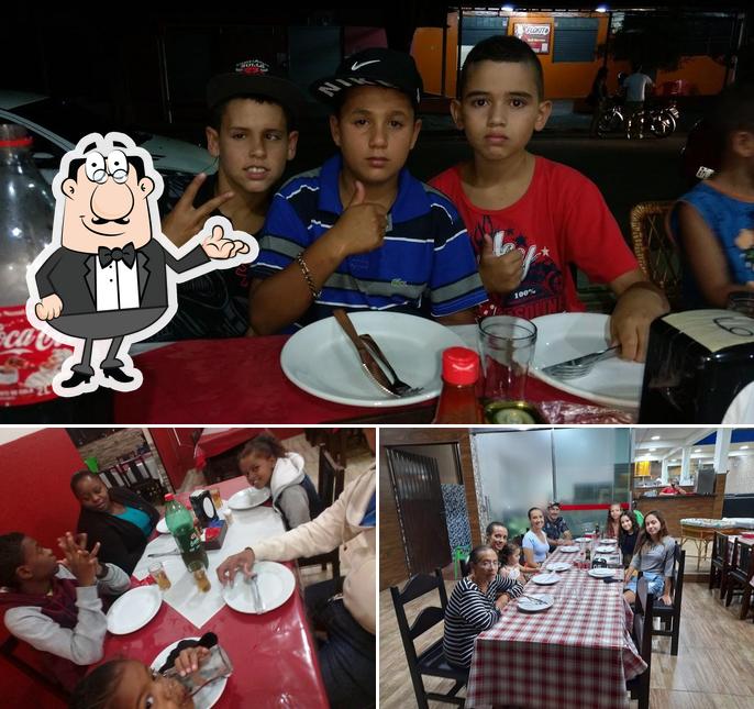 A foto da interior e mesa de jantar a Pizzaria Bella Pizza