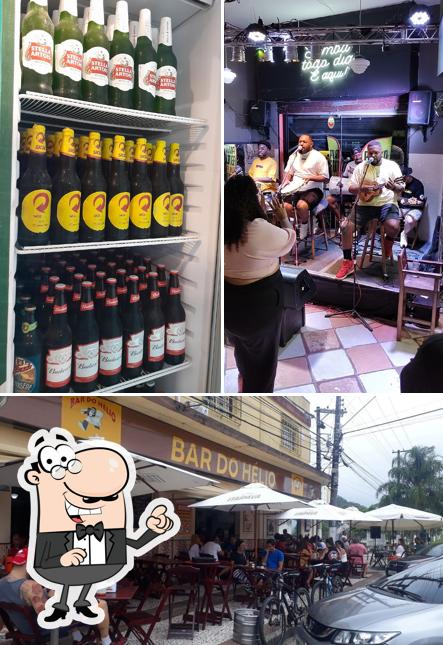 Sente em uma das mesas no Bar do Hélio