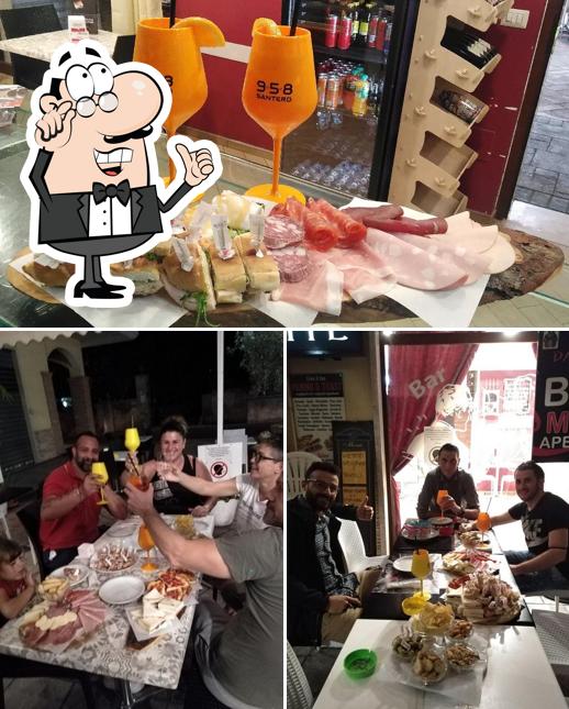 Bar Dama Caffe' si caratterizza per la interni e cibo