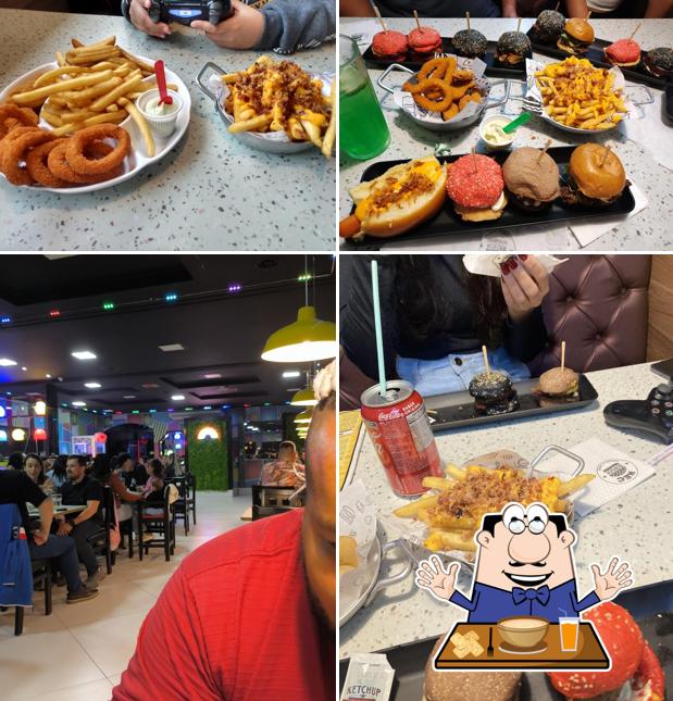 Esta é a imagem mostrando comida e interior no NEC Burgers & Games