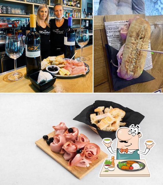 Maestral Bar si caratterizza per la cibo e bancone da bar