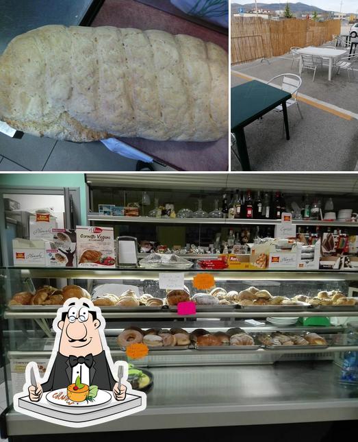Tra le varie cose da Caffè 99 si possono trovare la cibo e interni