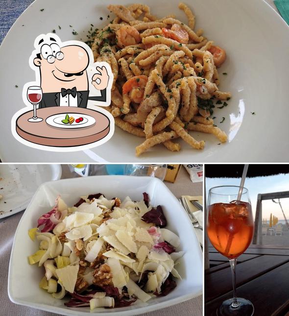Tra le varie cose da Ristorante Bagno Azzurro si possono trovare la cibo e birra