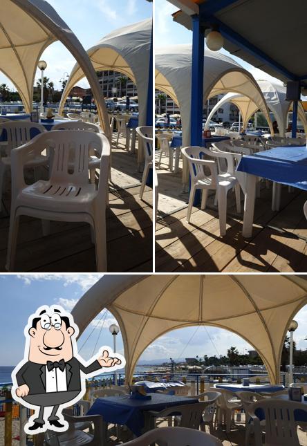 Siediti a un tavolo di Stabilimento Balneare Blumarine