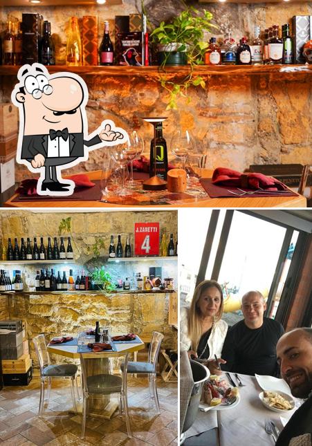 Guarda la immagine che raffigura la interni e bancone da bar di LA QUADRA