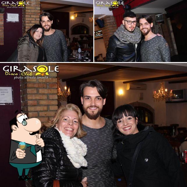 Ristorante Pizzeria Girasole si caratterizza per la bancone da bar e interni