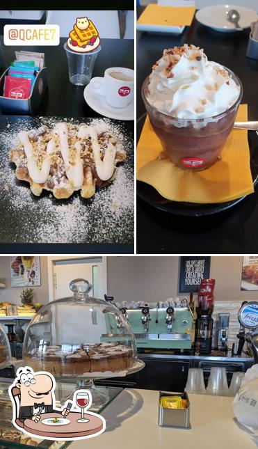 Tra le varie cose da Q Cafè si possono trovare la cibo e interni