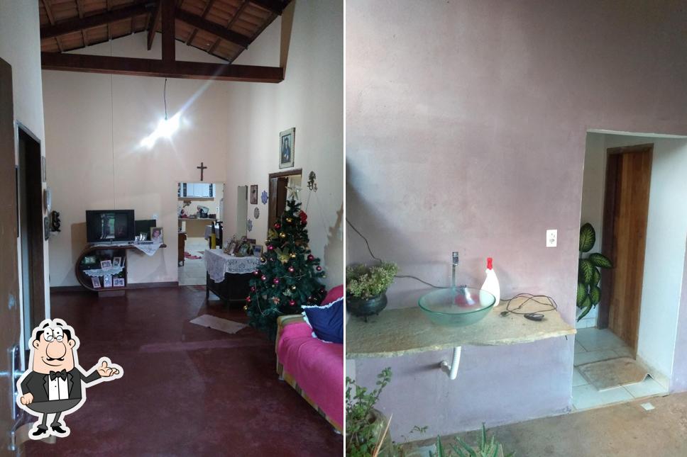 Sente em uma das mesas no Fazenda Morro Grande
