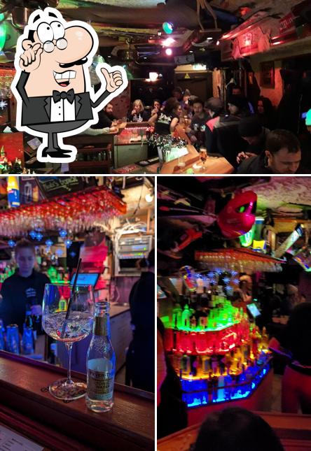 Questa è la immagine che mostra la interni e cibo di Nesti's Ski Bar